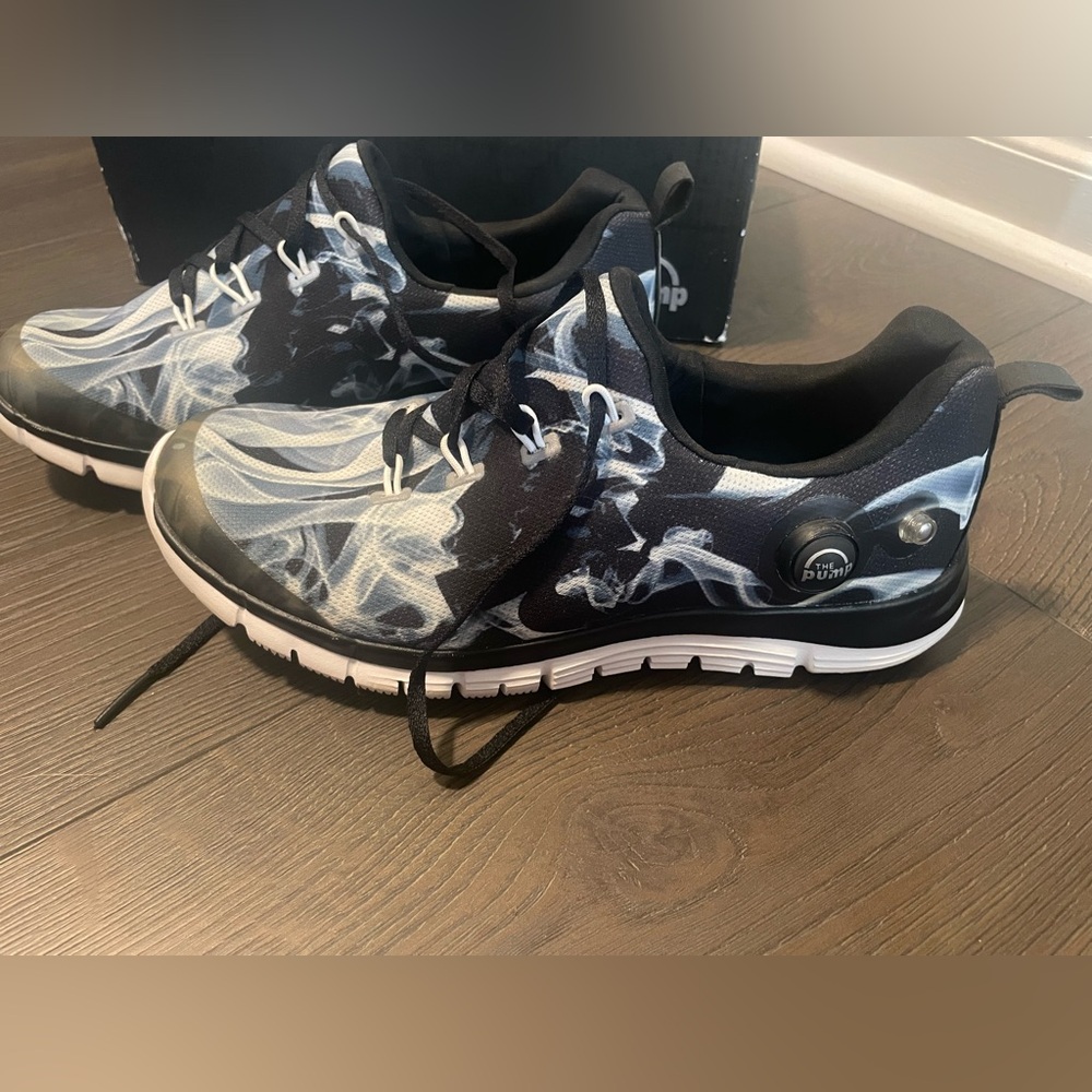 Reebok Pump Shoes big kids SIZE 5.  Like new!  Pumps on side to adjust air.